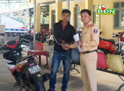 Công an huyện Ðắk R’lấp trao trả xe máy cho người dân bị mất trộm cách đây 5 năm