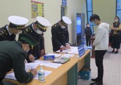 Bộ trưởng Bộ Y tế cùng 4 thứ trưởng kiểm tra việc giám sát, cách ly người nhập cảnh