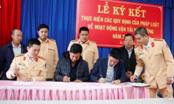 8 doanh nghiệp, hợp tác xã ký cam kết thực hiện các quy định về hoạt động vận tải mía đường