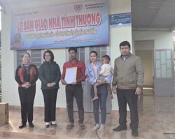 Trao nhà Tình thương cho hộ nghèo ở huyện Krông Pắc