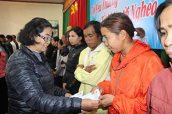 Trao 125 suất quà Tết tặng hộ nghèo xã Ea Tiêu (huyện Cư Kuin)