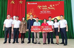 Sacombank tặng 220 suất quà cho người nghèo trên địa bàn tỉnh
