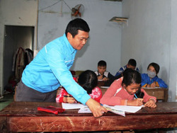 Người thầy nặng ân tình với học trò nghèo