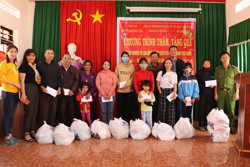 Tặng quà Tết cho người dân khó khăn tại xã Dray Sáp