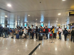 Hàng không "đua" bay đêm dịp Tết, giá vé rẻ không ngờ