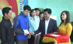 Trao 200 suất quà tại chương trình "Tết sum vầy - kết nối yêu thương"