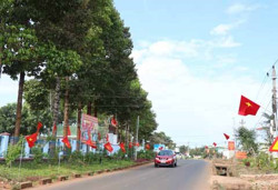 Người dân xã Cư M'gar thực hiện "con đường cờ" chào mừng Đại hội Đảng