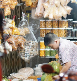 Thực phẩm gắn mác 'made in nhà làm' ồ ạt tung ra thị trường những ngày cận Tết