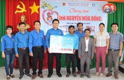 Đoàn, Hội Trường Đại học Tây Nguyên thực hiện chương trình Tình nguyện mùa Đông tại xã Krông Nô