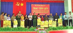 Bộ Tư lệnh Quân khu 5 trao quà tặng hộ nghèo huyện Ea Kar