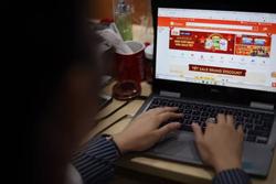 Chợ mạng đầy ngập hàng Tết