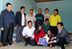 Huyện Buôn Đôn: Bàn giao 4 căn nhà Đại đoàn kết cho hộ có công, hộ nghèo