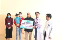 Hỗ trợ hơn 1,4 tỷ đồng cho cháu bé ở Đắk Lắk bị cha bạo hành