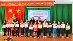 TP. Buôn Ma Thuột: Trao học bổng Y Jut tặng học sinh nghèo vượt khó