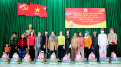 Tặng 100 suất quà Tết cho hộ nghèo, nạn nhân chất độc da cam xã Ea Tu