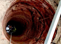 Một phụ nữ rơi xuống giếng tử vong