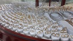 Giá vàng hôm nay 5-1: Tăng tương đương 1,1 triệu đồng /lượng, chứng khoán bị bán tháo