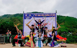 Tết sinh viên H'mông về bản năm 2021