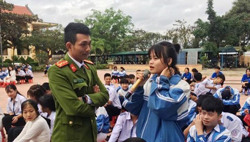 Công an xã Hòa Phú tuyên truyền, phổ biến pháp luật cho giáo viên, học sinh