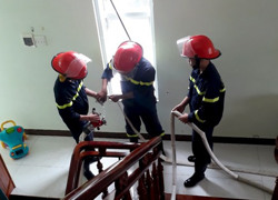 Kịp thời dập tắt một vụ cháy nhà dân