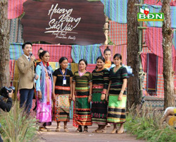 Ấn tượng với trang phục thổ cẩm cách tân