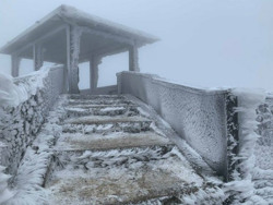 Đỉnh Mẫu Sơn lạnh -1,4 độ C, miền Bắc trùm trong giá rét, miền Trung mưa to