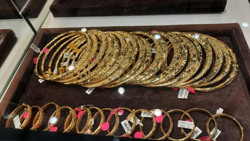 Giá vàng hôm nay 9-1: Giảm tương đương 1,7 triệu đồng/lượng, USD và Bitcoin tăng giá tiếp