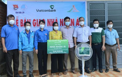 Bàn giao 2 nhà Nhân ái cho gia đình có hoàn cảnh khó khăn tại xã Ea Uy