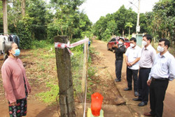 Huyện Krông Pắc: Trao hơn 1.000 túi quà an sinh cho người dân trở về từ vùng dịch