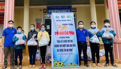 Hội LHTN Việt Nam huyện Krông Năng trao tặng 1.000 suất quà