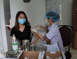 Phân bổ vắc xin phòng COVID-19: Ưu tiên vùng và nhóm nguy cơ