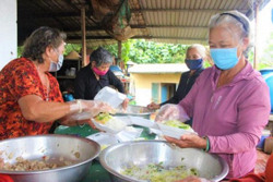 Bếp chùa đỏ lửa nấu cơm tặng bệnh nhân nghèo