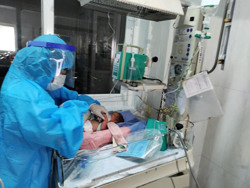 Mổ lấy con cho sản phụ bị COVID-19 diễn tiến nặng