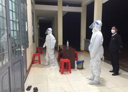 Lãnh đạo thị xã Buôn Hồ thăm và động viên công dân đang cách ly tập trung