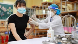 Tiêm vaccine Covid-19 cho trẻ em từ 16 -17 tuổi trước và hạ dần độ tuổi