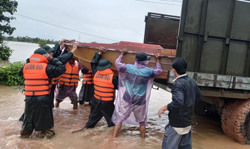 Bộ đội Biên phòng tỉnh giúp đỡ nhân dân khu vực biên giới bị ngập lụt