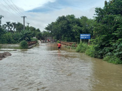 Nhiều tuyến giao thông bị chia cắt, hư hỏng do mưa lũ