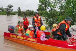 Bộ đội căng mình giúp nhân dân vùng lũ