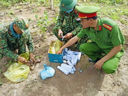 Huyện Ea Súp: Thu hồi và tiêu hủy hàng trăm vũ khí các loại