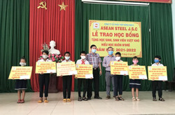 Trao 19 suất học bổng tặng học sinh nghèo, hiếu học ở xã Hòa Phú (TP. Buôn Ma Thuột)