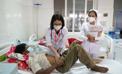 Nữ “chiến sĩ blouse trắng” trên tuyến đầu chống dịch