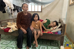 Cám cảnh gia đình nghèo, bệnh tật