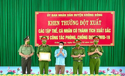 Huyện Krông Bông: Khen thưởng đột xuất các tập thể, cá nhân có thành tích xuất sắc trong công tác phòng, chống dịch COVID-19