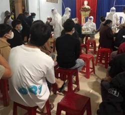 Nhân viên y tế mắc Covid-19, hàng trăm người tiêm vắc-xin phải xét nghiệm