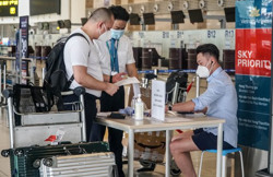 Không phải khai Bản cam kết phòng, chống dịch Covid-19 khi đi tàu, máy bay