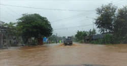 Nhiều tuyến giao thông bị ngập sâu do mưa lũ