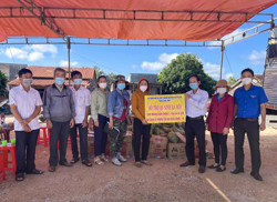 Huyện Ea H’leo: Tặng quà các hộ dân bị phong tỏa ở xã Ea H’leo