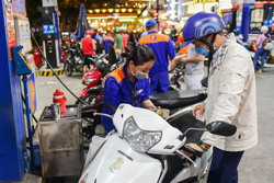 "Hạ nhiệt" giá xăng dầu, cách nào ?