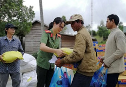 Nữ Trung tá Công an tích cực với công tác từ thiện
