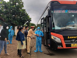 Hỗ trợ một phụ nữ dân tộc Mông trở về quê từ vùng dịch bị lạc người thân